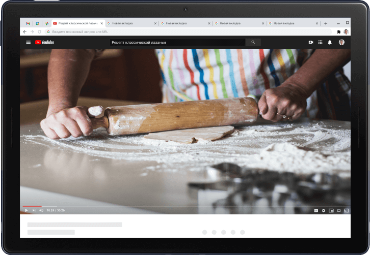 Ноутбук Pixelbook, на котором включено видео о том, как повар раскатывает скалкой тесто. Это же видео транслируется на экран телевизора.